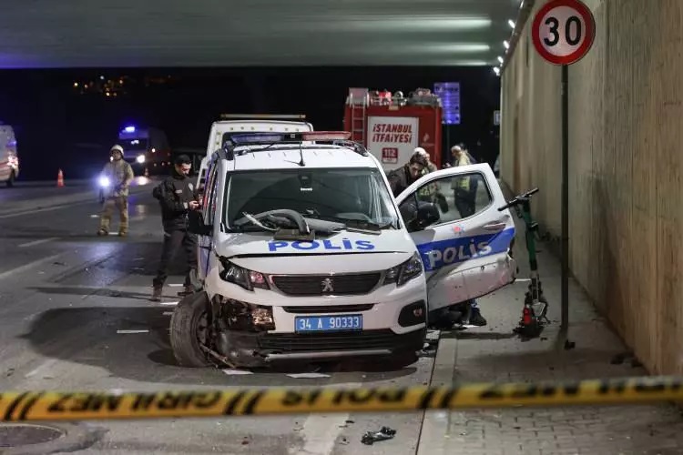 İSTANBUL - Maltepe'de polis aracına çarpıp kaçan hafriyat kamyonu önüne  gelene  çarptı geçti