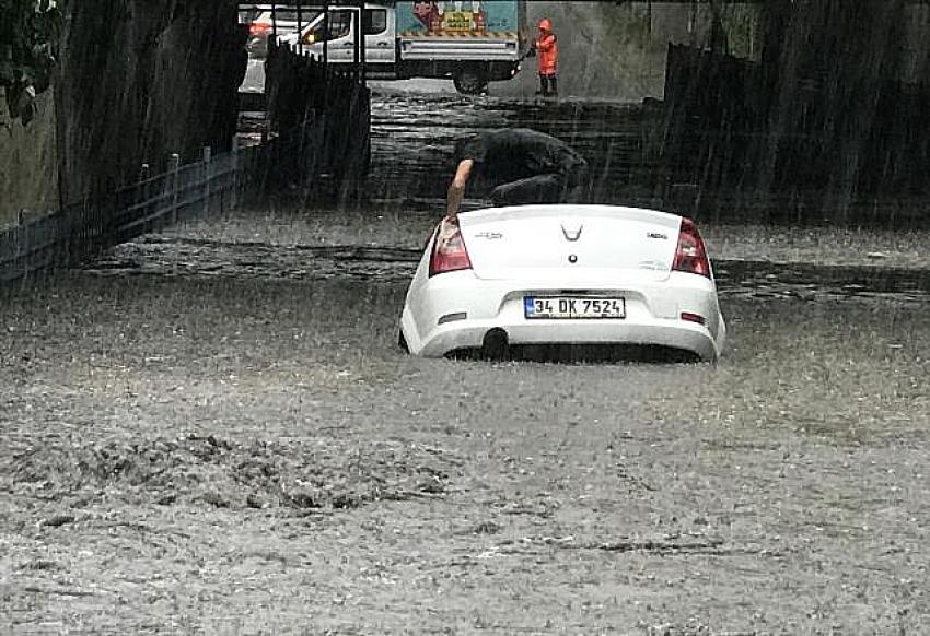 İstanbul sağanak yağışa teslim oldu, Bayrampaşa'da bir araç sular altında kaldı