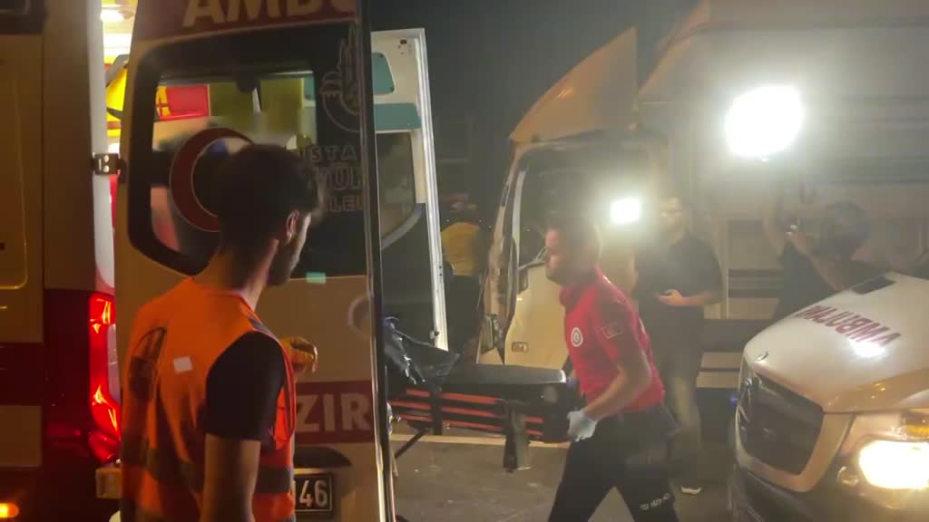 İSTANBUL - Zincirleme trafik kazasında 4 kişi öldü, 4 kişi yaralandı