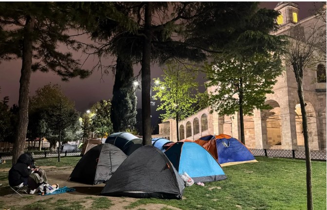 İstanbullu geceyi sokakta geçirdi: Vatandaşlar parklarda ve camilerde sabahladı