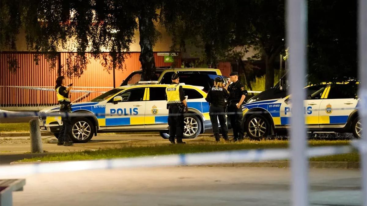 İSVİÇDE ;Aşırı sağcı lider polis gözetimde Kur'an-ı Kerim yaktı