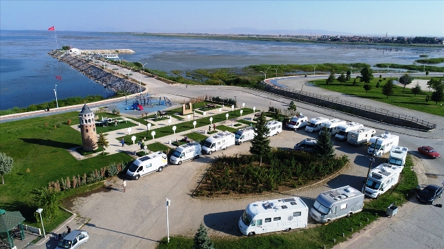 İtalya'dan karavanlarıyla yola çıkan 15 aile Beyşehir'de mola verdi