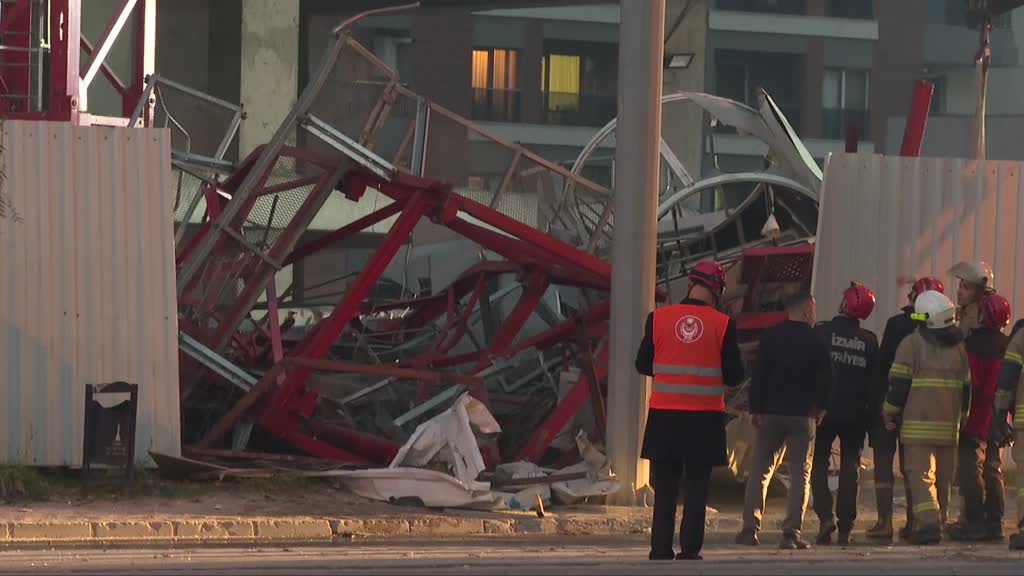 İzmir Bornova'da inşaat vinci devrildi: 5 ölü, 2 yaralı