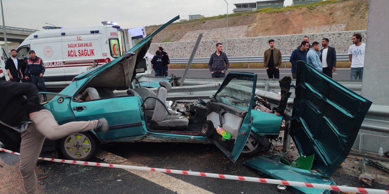 İzmir'de Bariyere çarpan otomobil bu hale geldi: 2 ölü, 3 yaralı