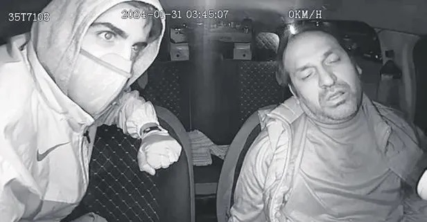 İzmir'de  Üşümesin diye aldığı yolcu tarafından silahla vurulan taksi şoförü hayatını kaybetti