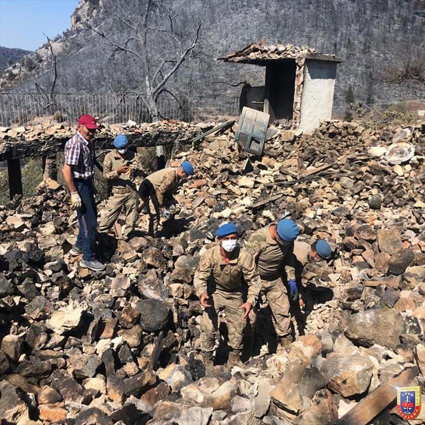 Jandarma, Akseki'deki yangında yıkılan evin enkazında bulunan bilezikleri sahibine ulaştırdı