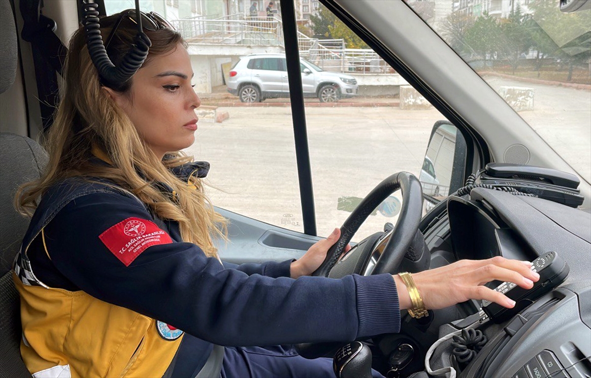 Kadın ambulans şoförleri hayat kurtarmak için direksiyon sallıyor