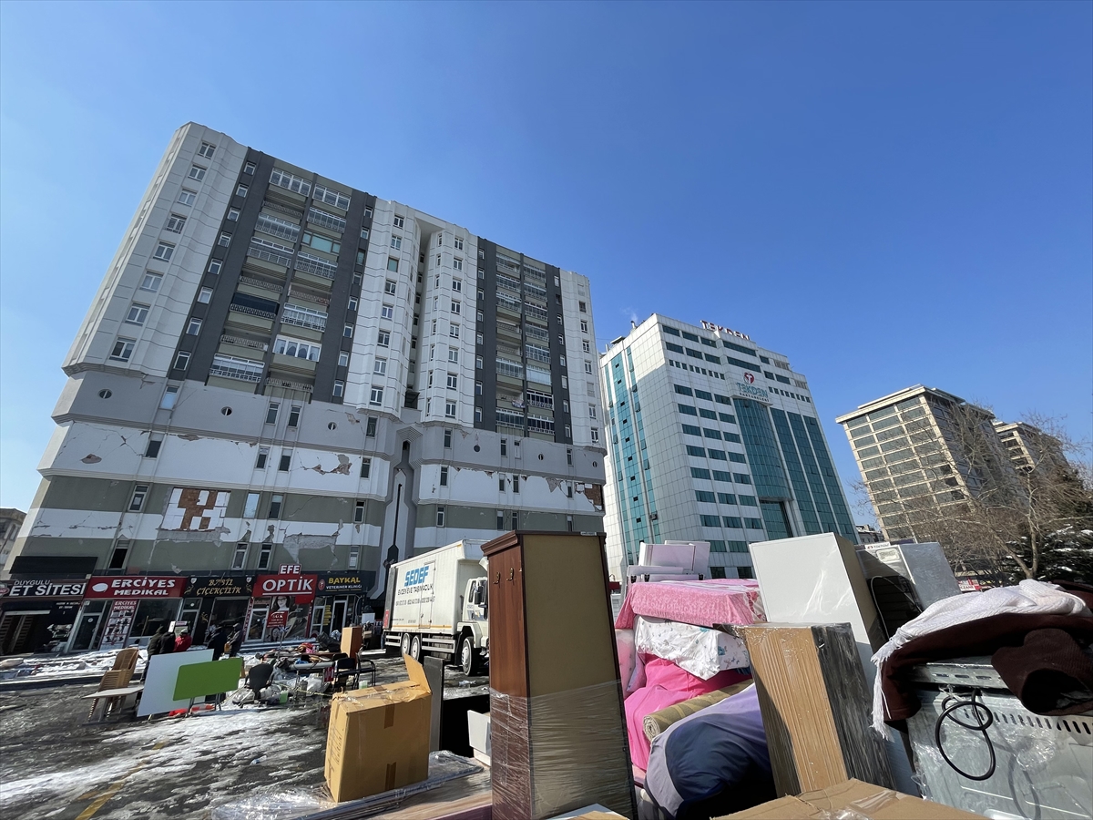Kahramanmaraş merkezli depremlerden etkilenen Kayseri'de mühürlenen apartman boşaltılıyor