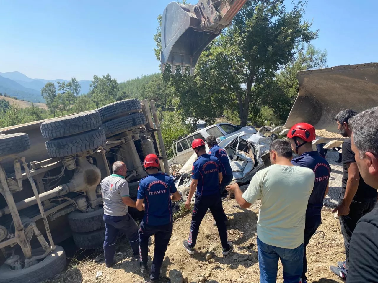KAHRAMANMARAŞ - Freni boşalan kamyon cenaze namazı için bir araya gelen vatandaşlara çarptı - Vali Mükerrem Ünlüer