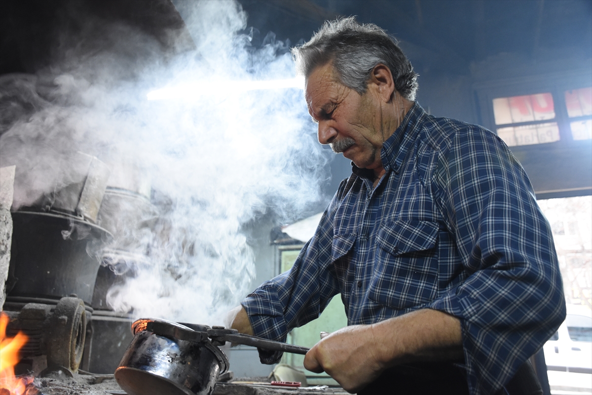 Kalaycı Yusuf usta mesleğini vefat eden ortağının oğluna öğretiyor
