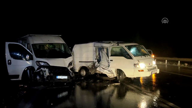 Kamyonetle minibüsün çarpışması sonucu 3 kişi yaralandı
