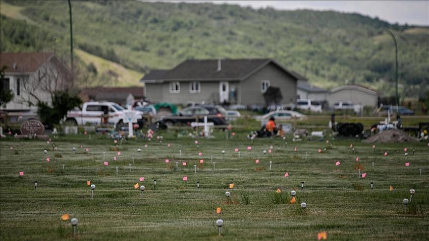 Kanada'da yatılı kilise okulu bahçelerinde bulunan kayıt dışı çocuk mezarları gündemdeki yerini koruyor
