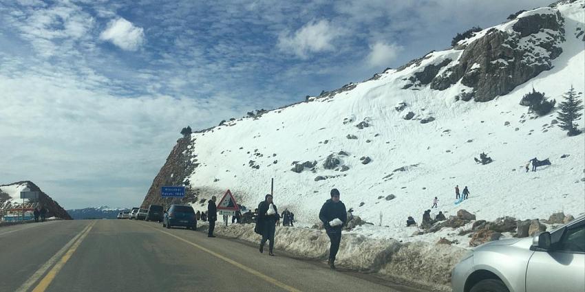 Kar onlara gelmeyince, onlar kara gitti! Alacabel’de kar topu oynadılar