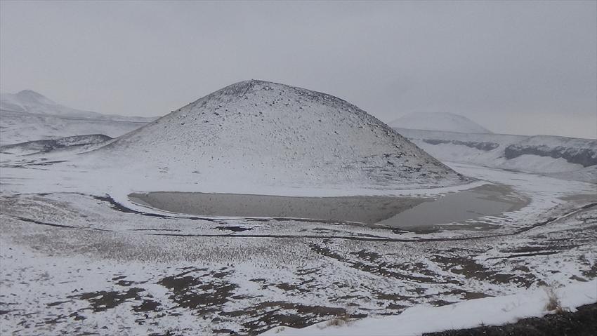 Kar yağışıyla güzelleşen Meke Gölü ziyaretçilerini ağırlıyor