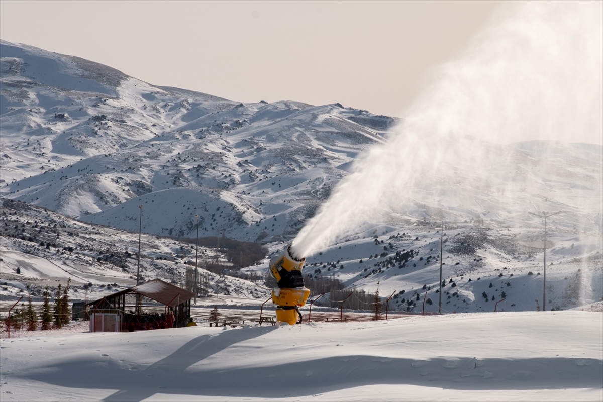 Kar yağmayınca Yıldız Dağı Kayak Merkezi'nde suni karlama çalışmaları devam ediyor