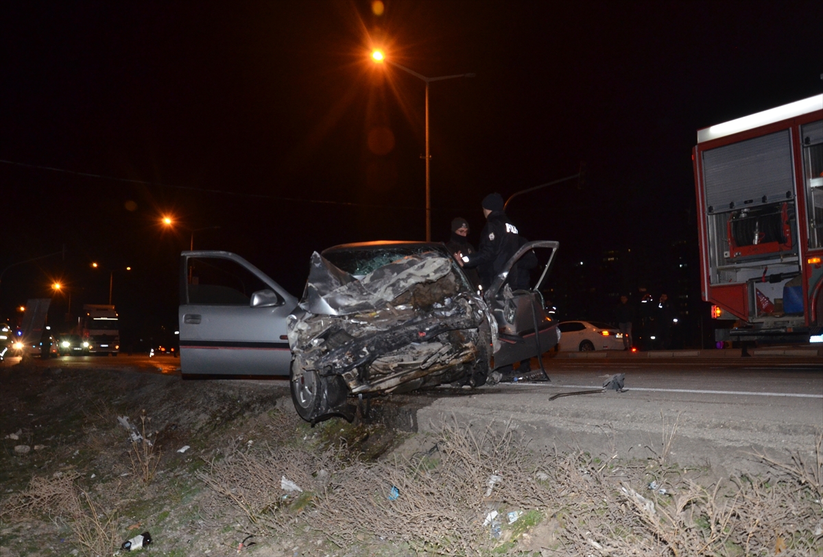 Karaman’da ambulans ile otomobil çarpıştığı kazada 5 kişi yaralandı
