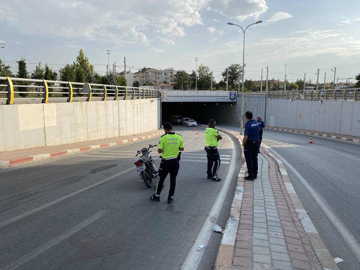 Karaman'da aydınlatma direğine çarpan motosikletteki 1 kişi öldü, 1 kişi yaralandı
