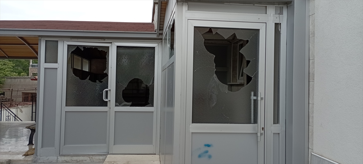 Karaman'da bir kişi caminin camlarını kırdı