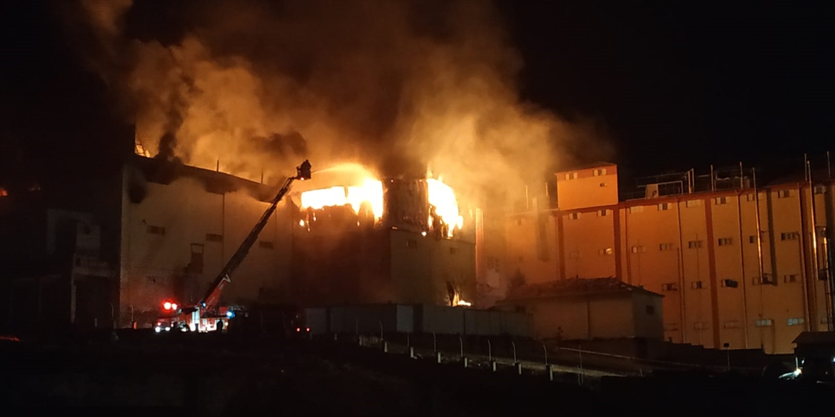 Karaman'da bisküvi fabrikasında çıkan yangına müdahale ediliyor