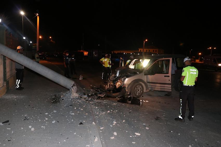 Karaman'da elektrik direğine çarpan araçtaki 2 kişi ağır yaralandı