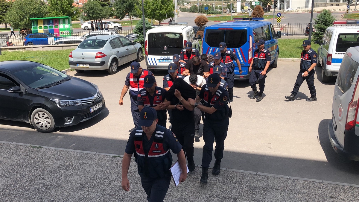 Karaman'da hırsızlık yapıp  Konya'da  sattıkları  iddia edilen 4 kişi tutuklandı