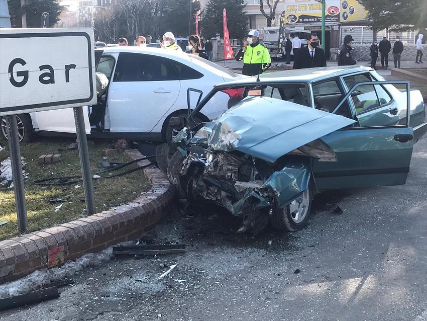 Karaman’da iki otomobil çarpıştı: 6 yaralı