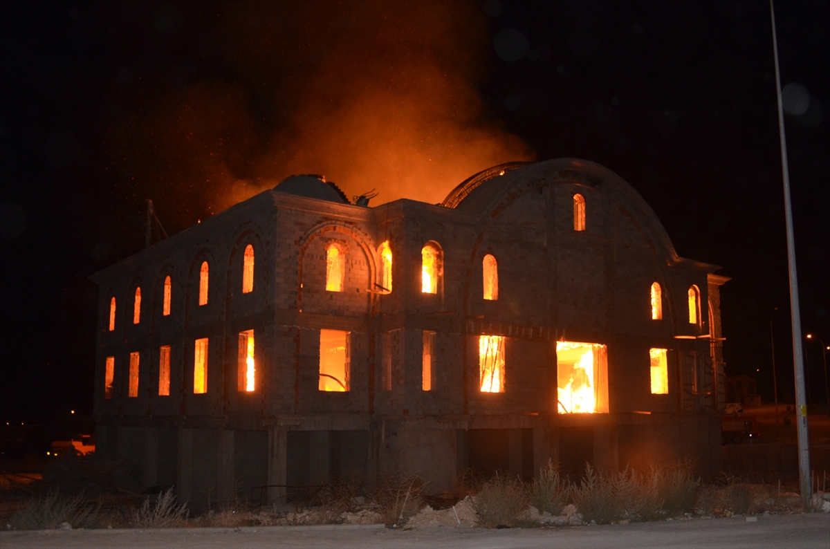 Karaman'da inşaat halindeki camide çıkan yangın hasara yol açtı