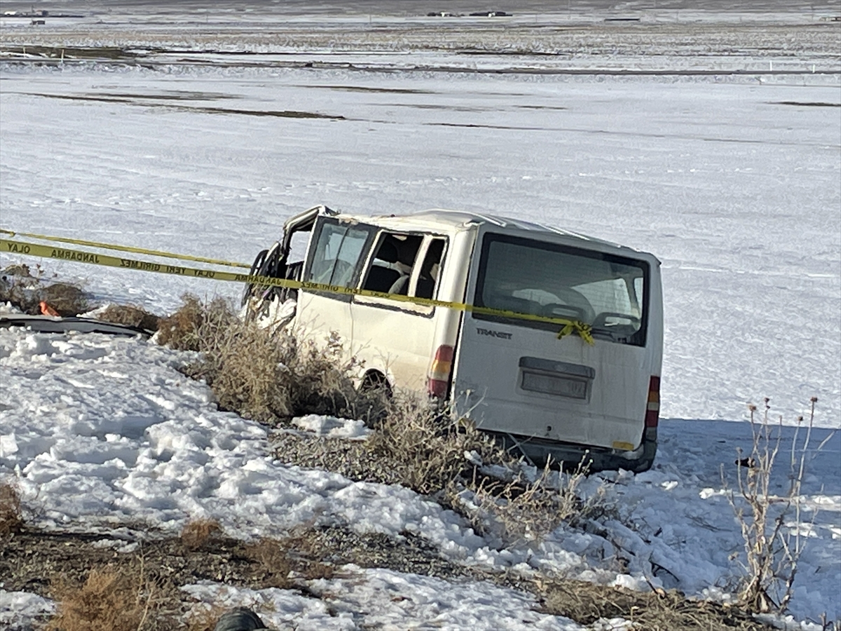 Karaman'da işçileri taşıyan minibüs devrildi, 1 kişi öldü, 5 kişi yaralandı