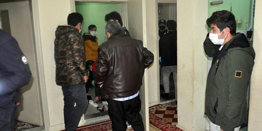 Karaman'da Kovid-19 tedbirlerini ihlal eden bazı vatandaşlar taziye için toplandı