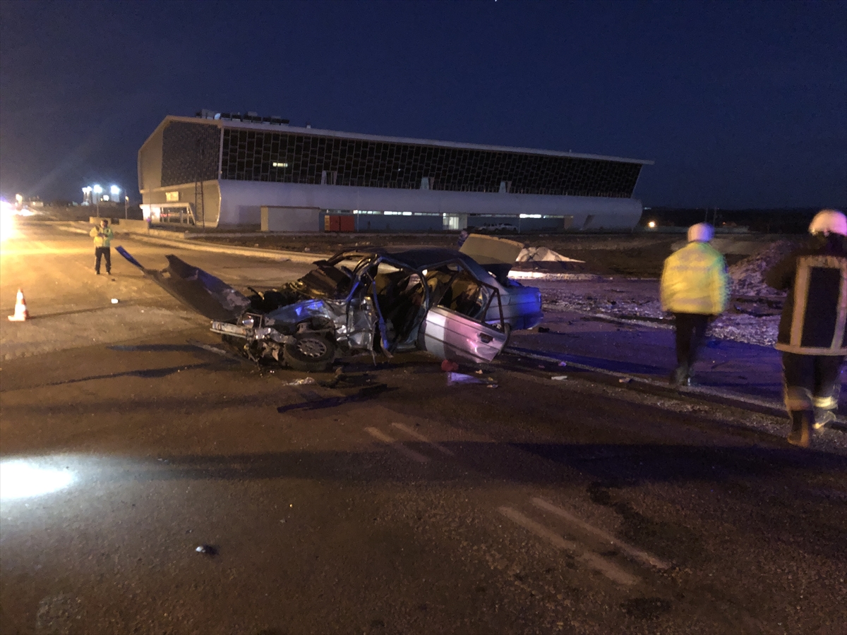Karaman’da otomobil ile hafif ticari araç çarpıştı 9 kişi yaralandı