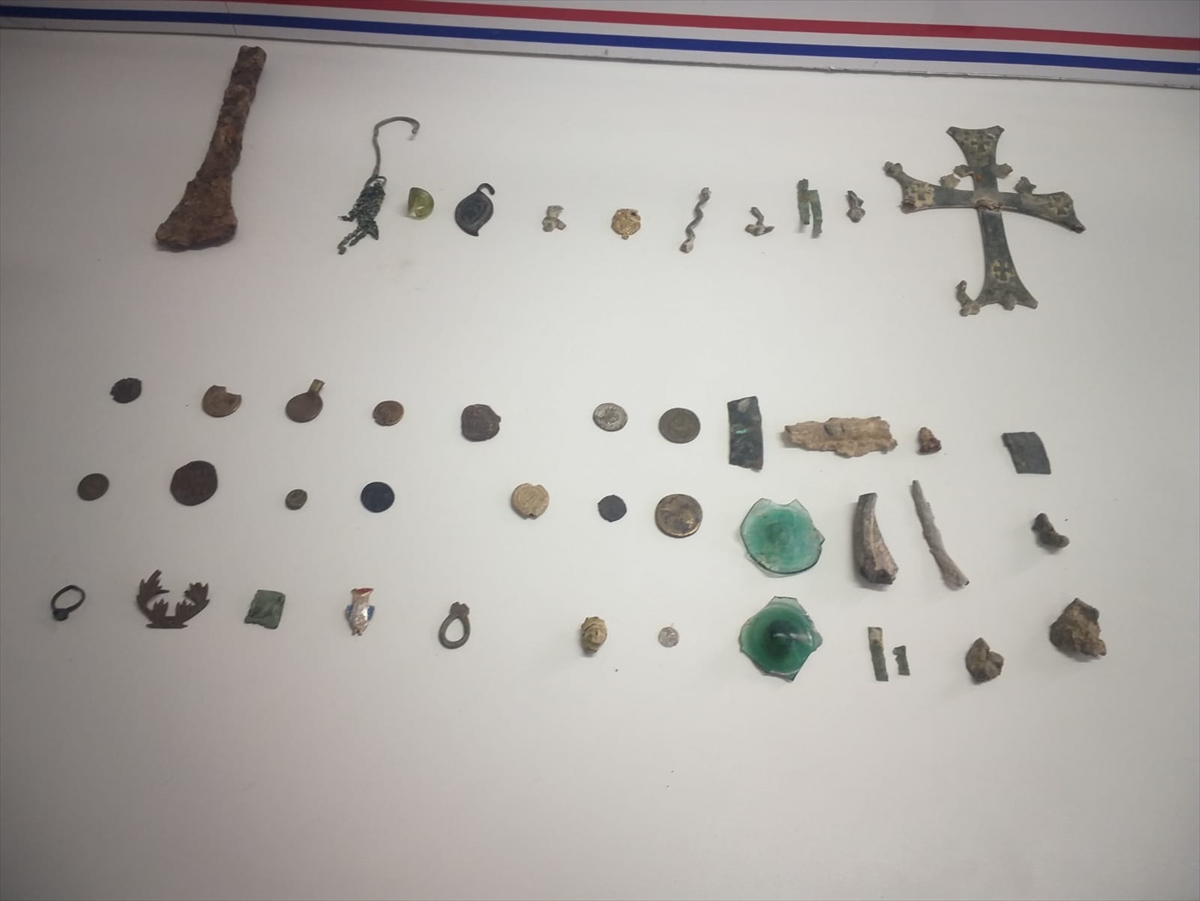 Karaman'da otomobilin bagajında tarihi eserler ele geçirildi