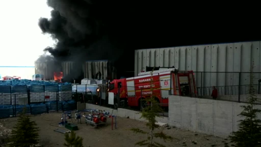 Karaman'da plastik malzeme üreten fabrikada yangın