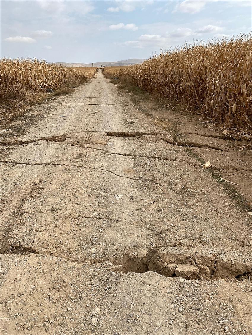 Karaman'da tarla yolunda yüzey yarıkları oluştu