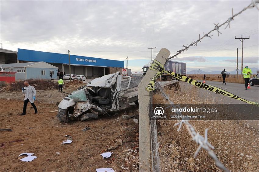 Karaman'da tırla çarpışan kamyonetin sürücüsü öldü
