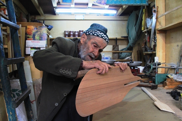 Karaman'ın "marangoz dedesi" 74 yıldır çalışıyor