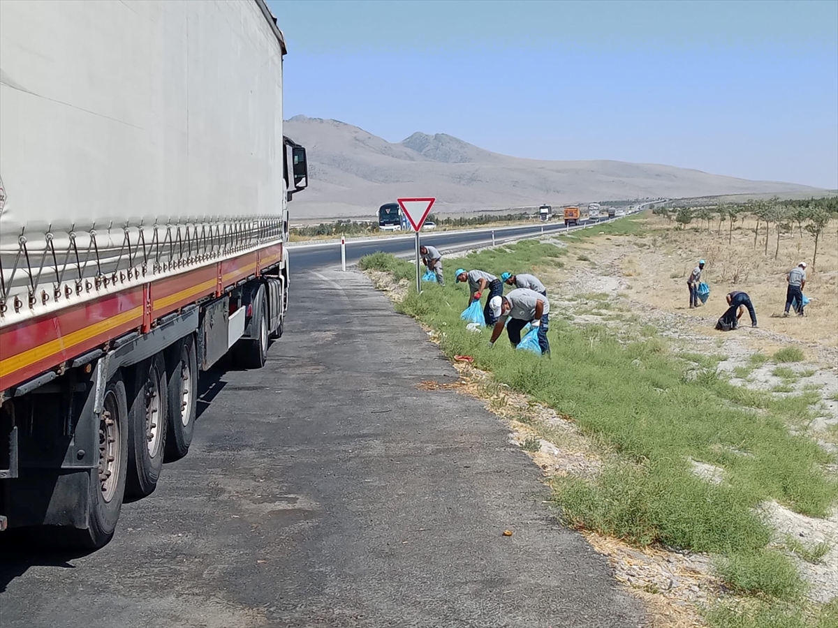 Karapınar'da kara yolunda temizlik