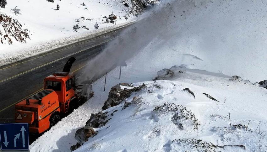 Karayolları  Ekipleri  yol genişletme   çalışması  yapıyor
