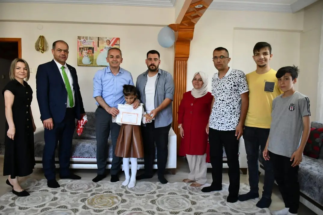 Kaymakam Deniz Pişkin ''Evde Eğitim Hizmeti'' Gören Öğrencilere Karnelerini Taktim Etti