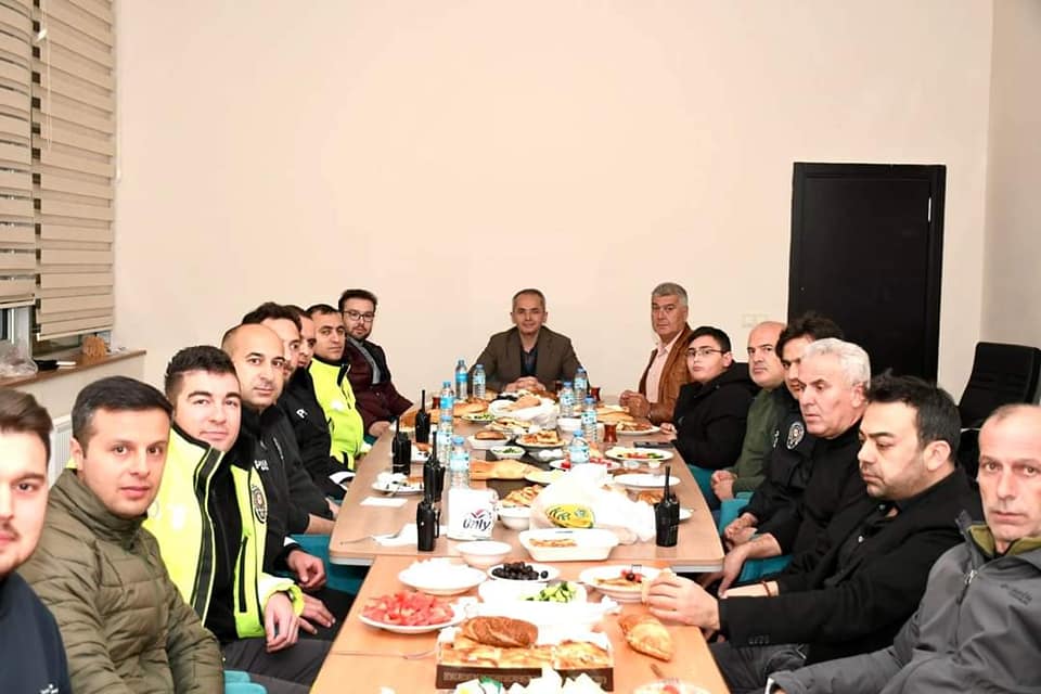 Kaymakam Deniz Pişkin, İlçe Emniyet Müdürlüğü personeli ile sahurda biraraya geldi.