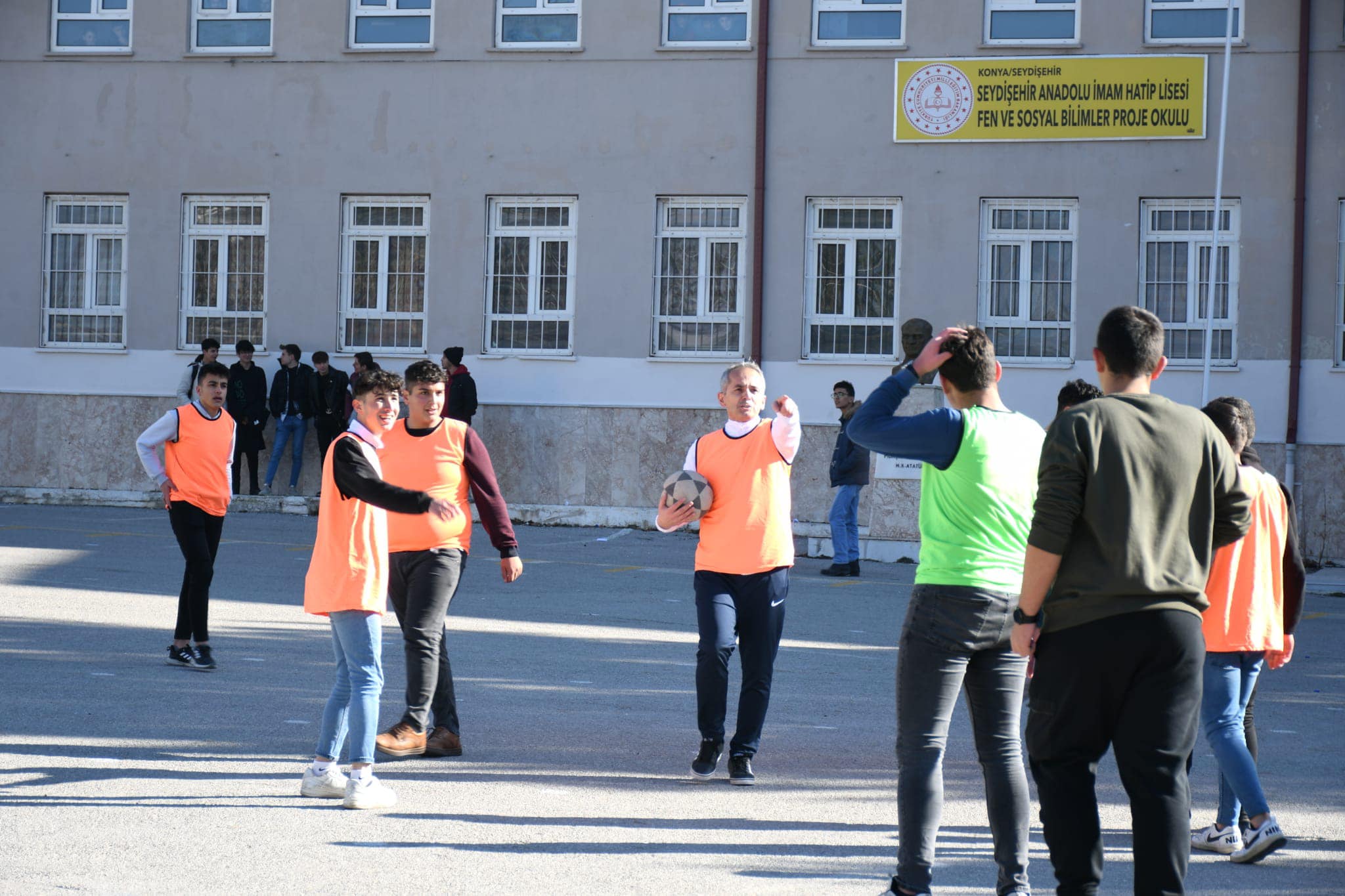 Kaymakam Deniz Pişkin İmam Hatip öğrencileri ile futbol oynadı.