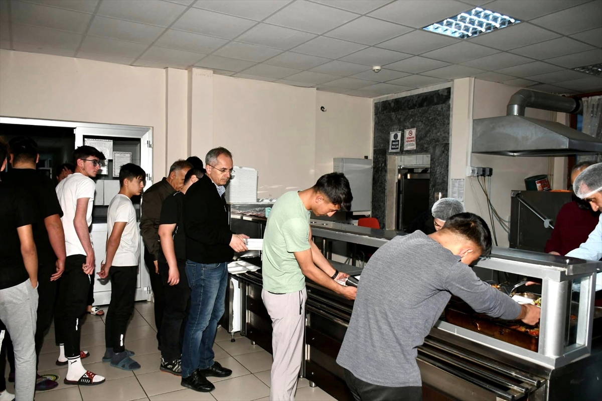 Kaymakam Pişkin, öğrencilerle iftar programında bir araya geldi