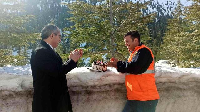 Kaymakamdan Alacabelde bir metre kar üzerinde kara yolları çalışanına doğum günü sürprizi