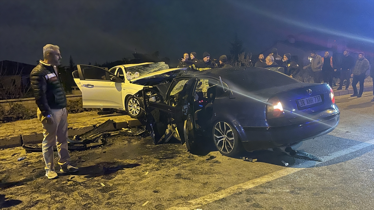 Kayseri'de 2 otomobilin çarpıştığı kazada 2 kişi öldü, 6 kişi yaralandı