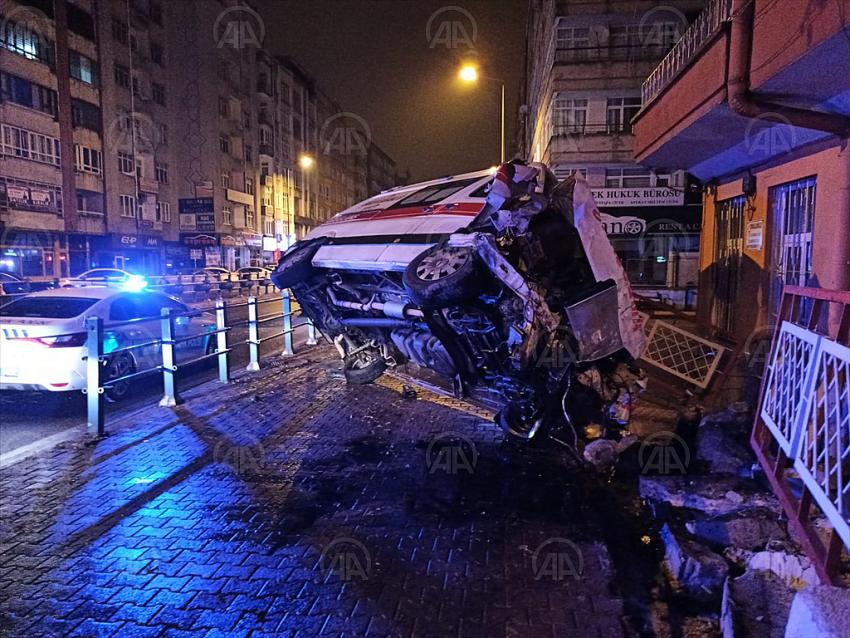 Kayseri'de ambulans ile otomobil çarpıştı: 5 yaralı