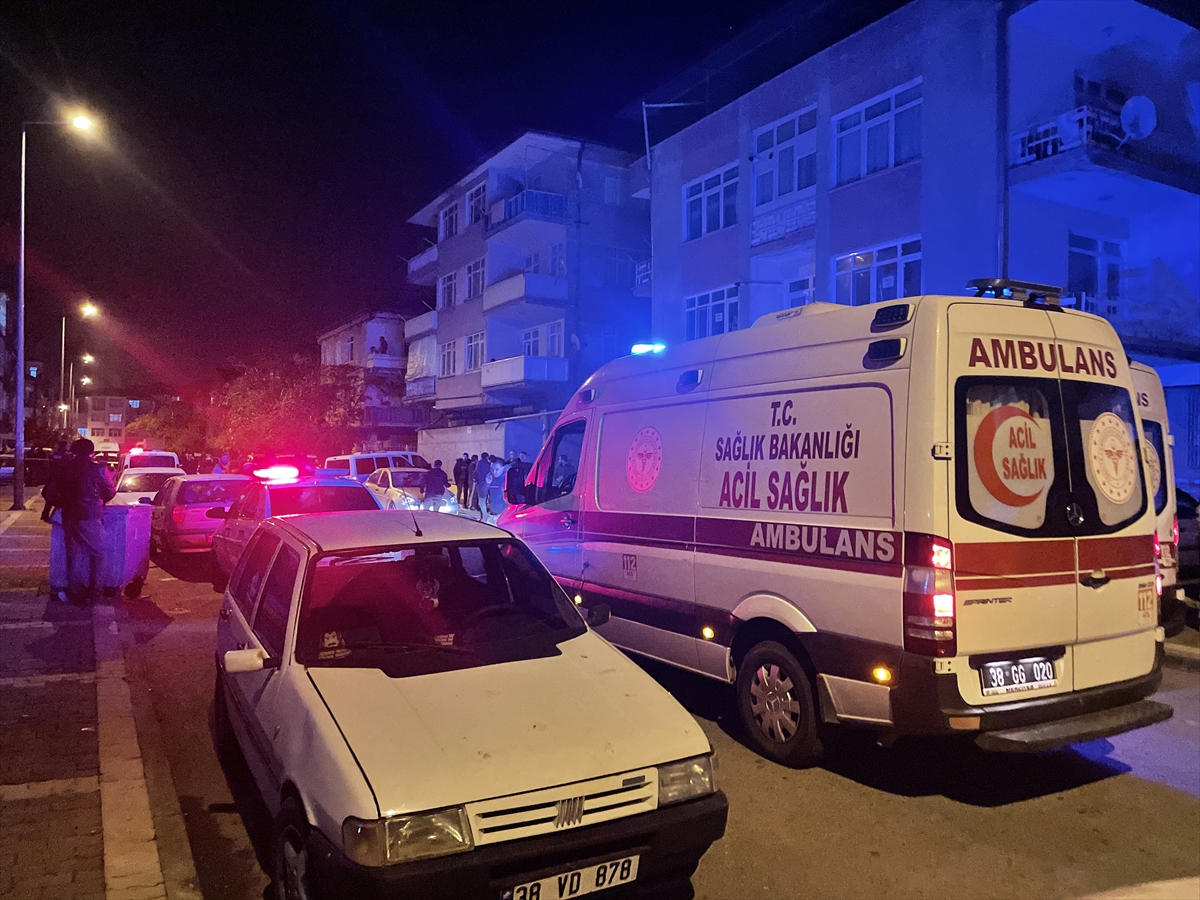 Kayseri'de bipolar hastası, 3 polis ve 1 bekçiyi bıçakla yaraladı
