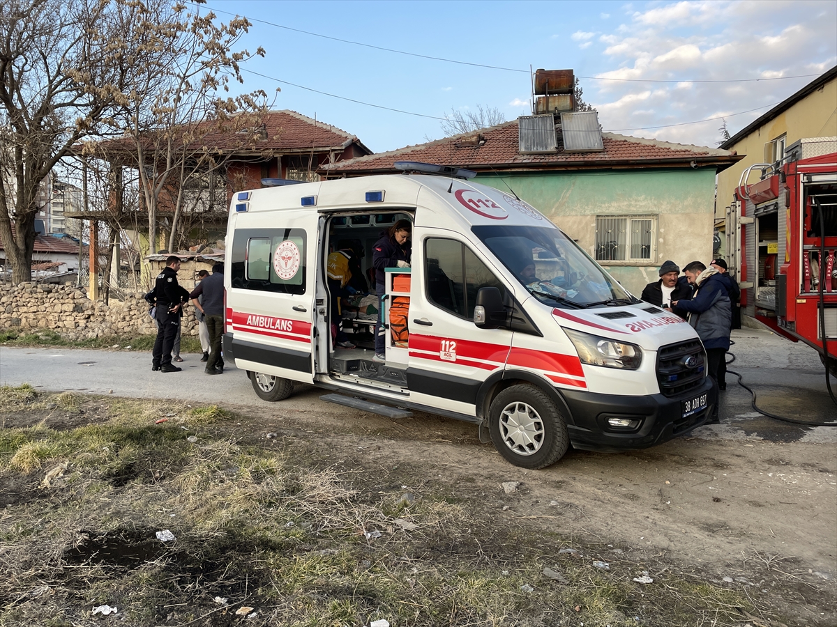 Kayseri'de eşi ile kavga eden kişi evi ateşe verdi