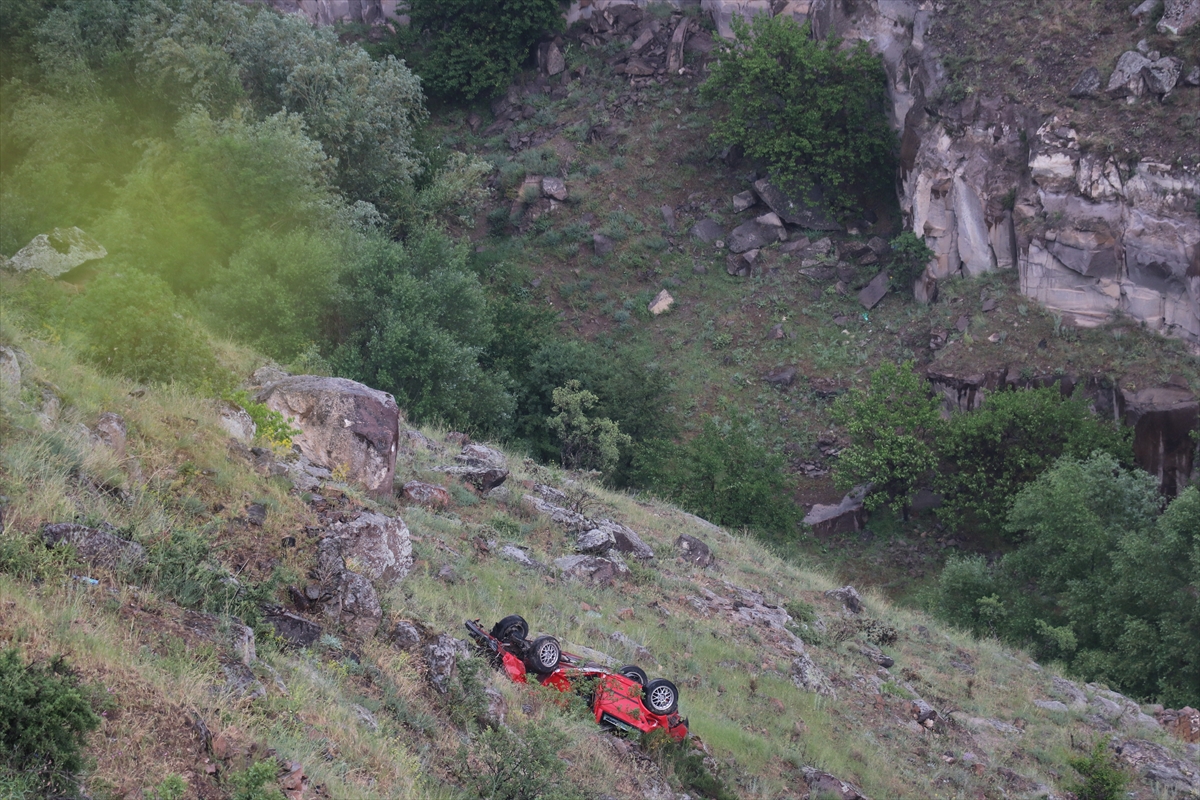 Kayseri'de evlilik yıl dönümünü vadide kutlayan çiftin iteklediği araç uçurumdan yuvarlandı