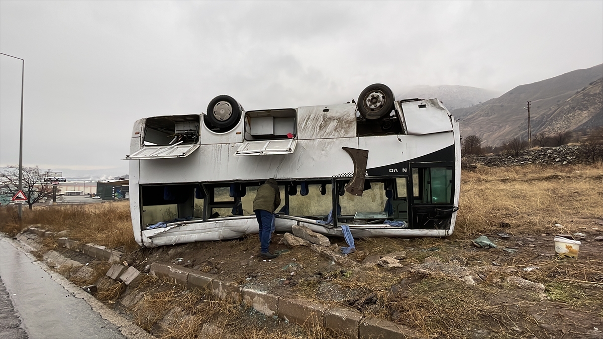 Kayseri'de işçi servisinin devrilmesi sonucu 22 kişi yaralandı