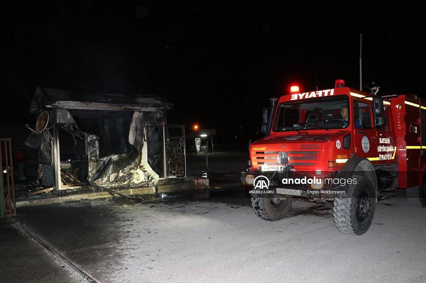 Kayseri'de işten çıkarıldığı belirtilen kepçe operatörü iş makinesi ve güvenlik kulübesini yaktı