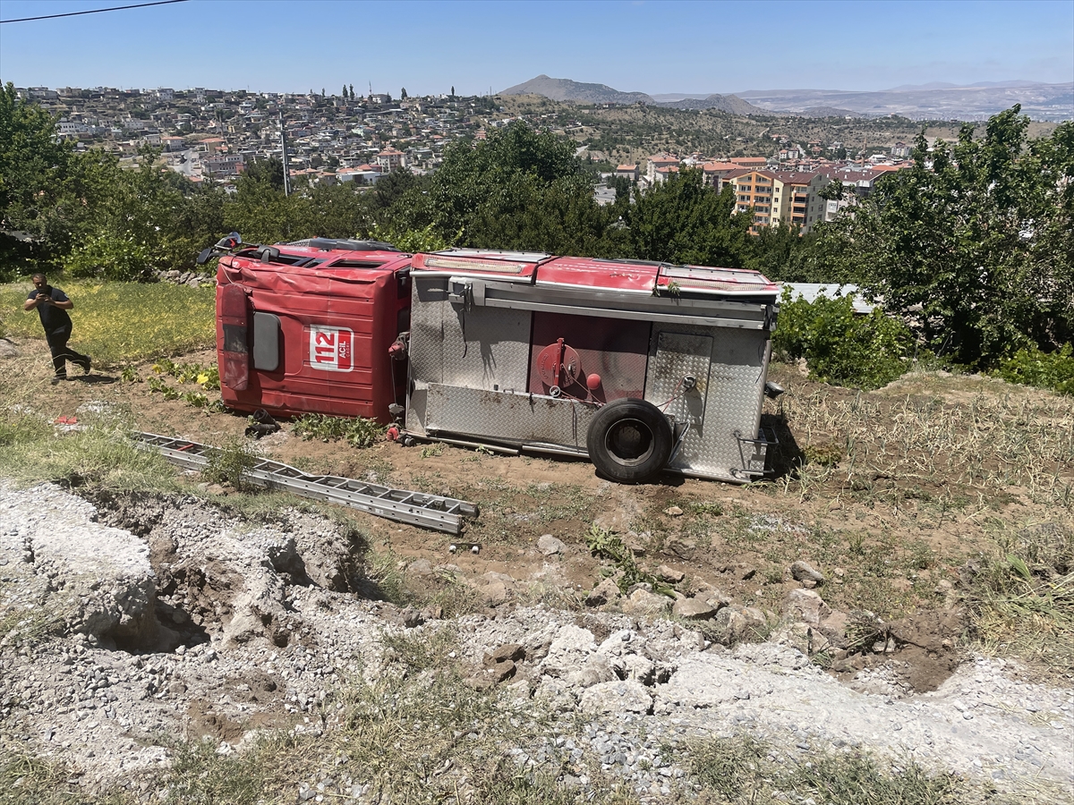 Kayseri'de itfaiye aracının devrilmesi sonucu 4 itfaiye eri yaralandı